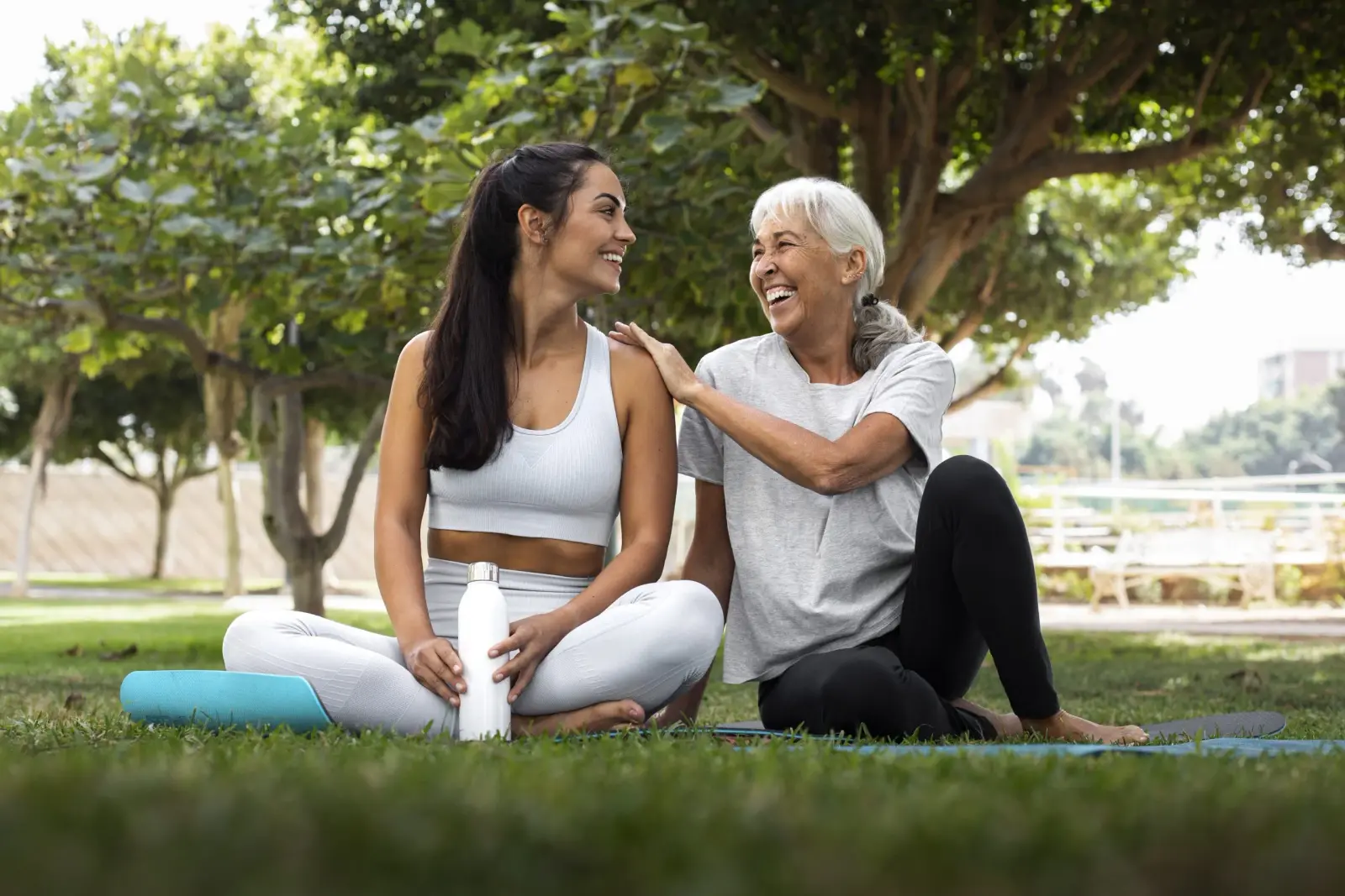 Dos mujeres haciendo yoga al aire libre