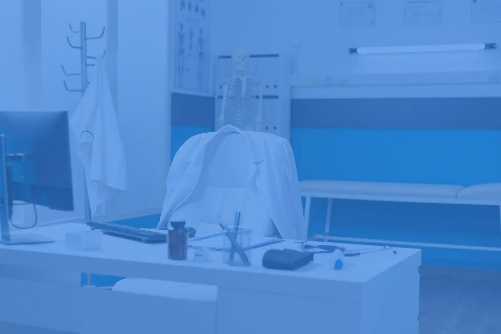 Consultorio médico con equipo