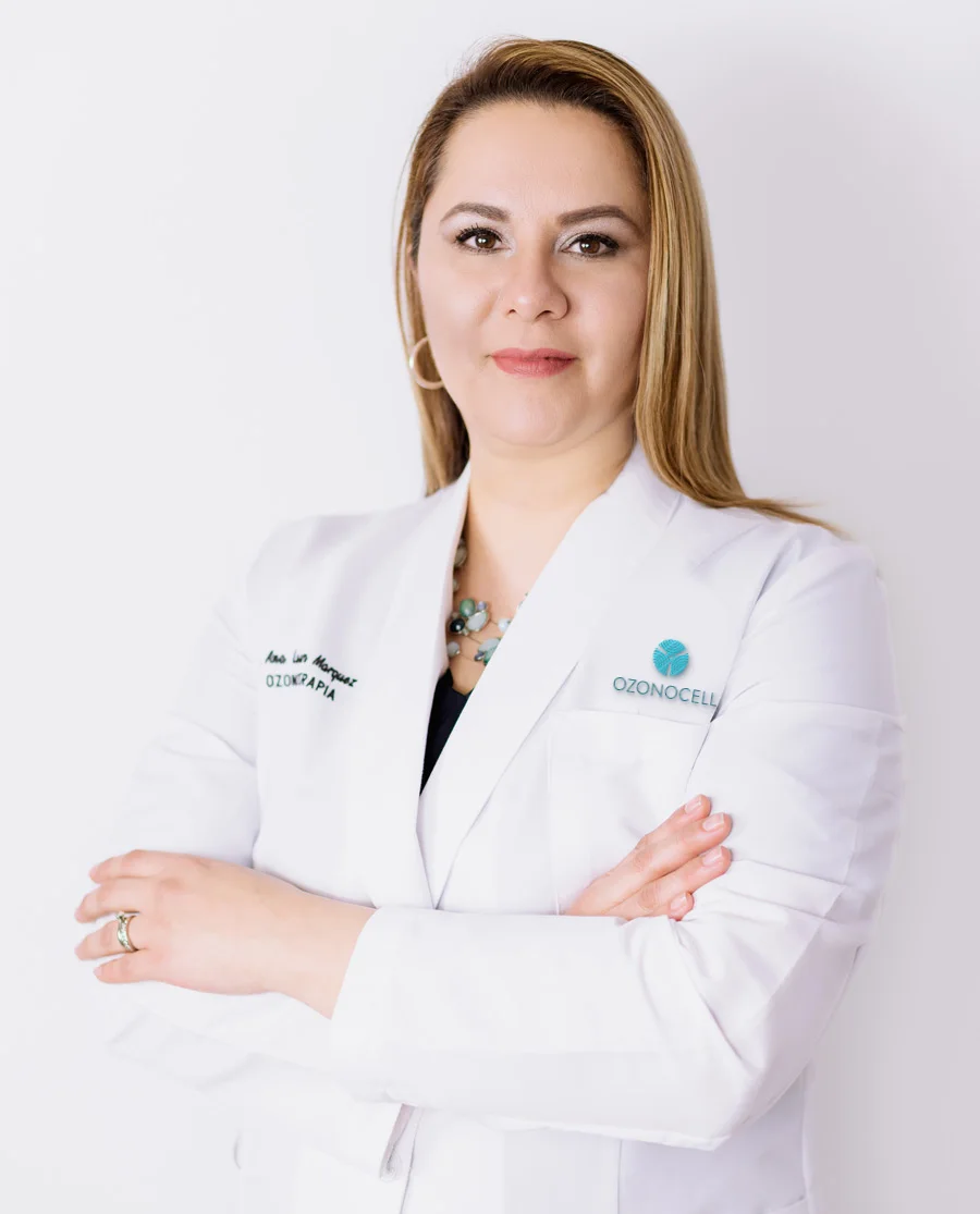 Dra. Ana Laura Márquez Sierra en su consultorio