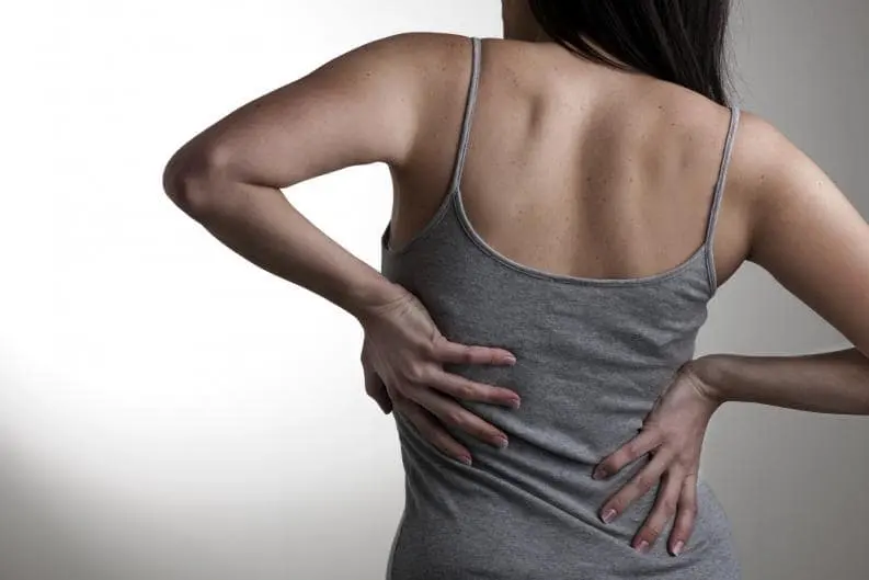 Mujer con las manos en la zona lumbar